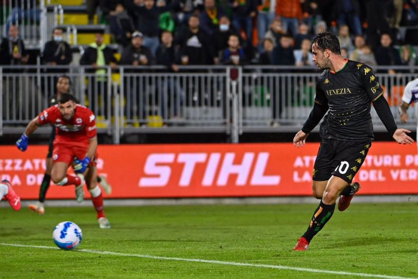 El Venezia sale del descenso tras vencer a la Fiorentina