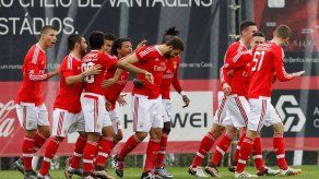 Sporting gana y sigue de líder; duelo de Porto