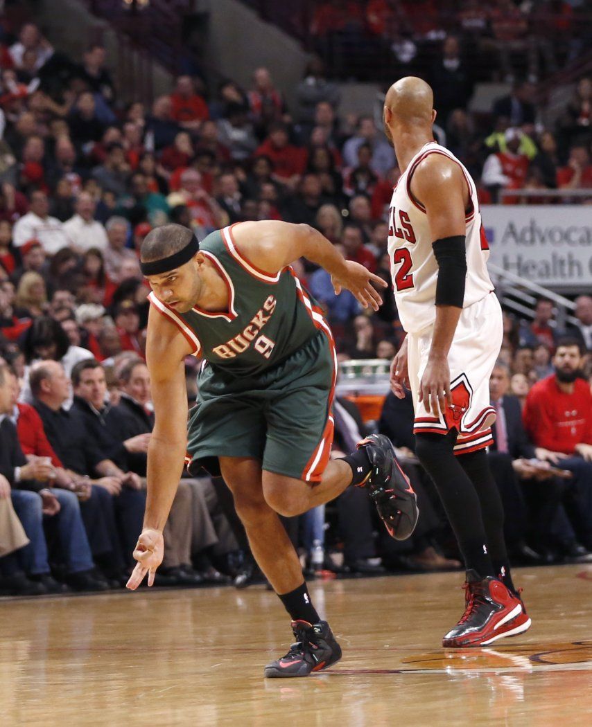 Bucks evitan eliminación ante Bulls, otra vez