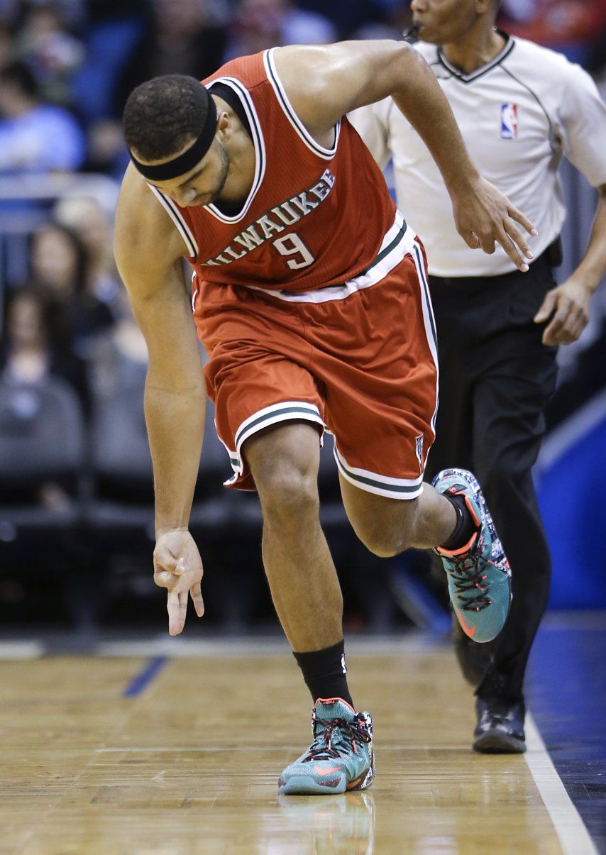 Bucks cortan racha de 17 derrotas en Orlando