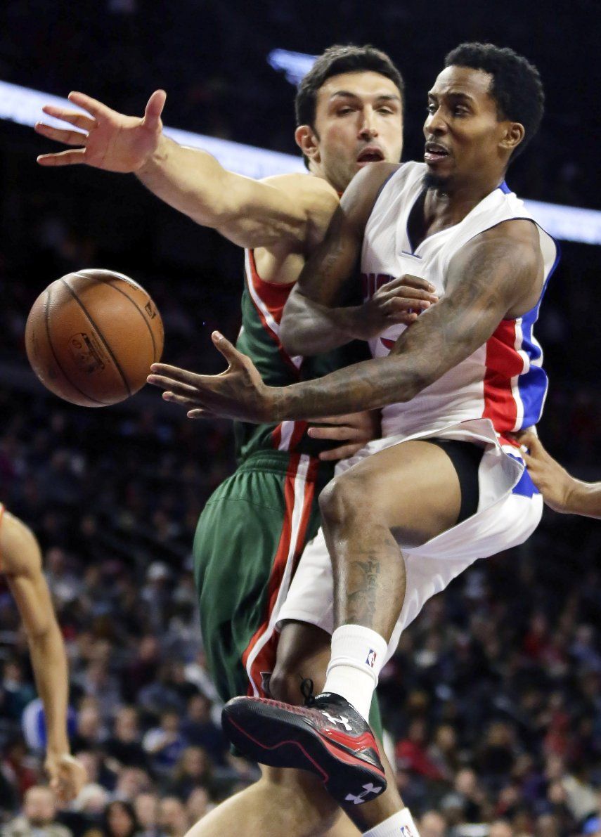Pistons superan a Bucks con labor de Caldwell-Pope
