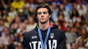 París 2024: Medallista de oro Thomas Ceccon prefiere dormir en un parque