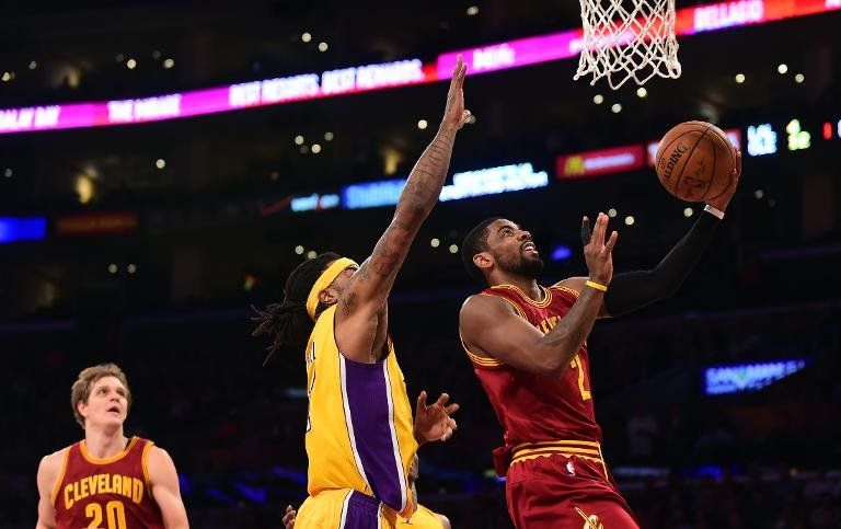 Irving anota 57 puntos en victoria de Cavs sobre Spurs, Scola destaca con Pacers