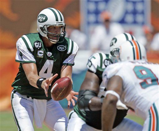 Favre tiene buen debut con los Jets; Brady se lesiona