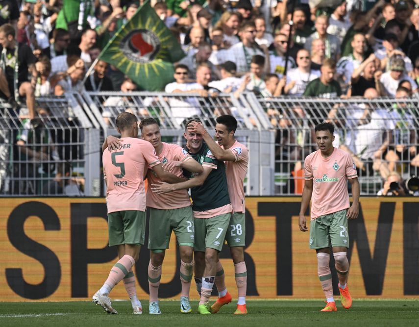 Werder Bremen anota tres goles en los últimos minutos