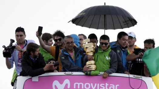 Presidente de Ecuador condecora a campeón del Giro de Italia