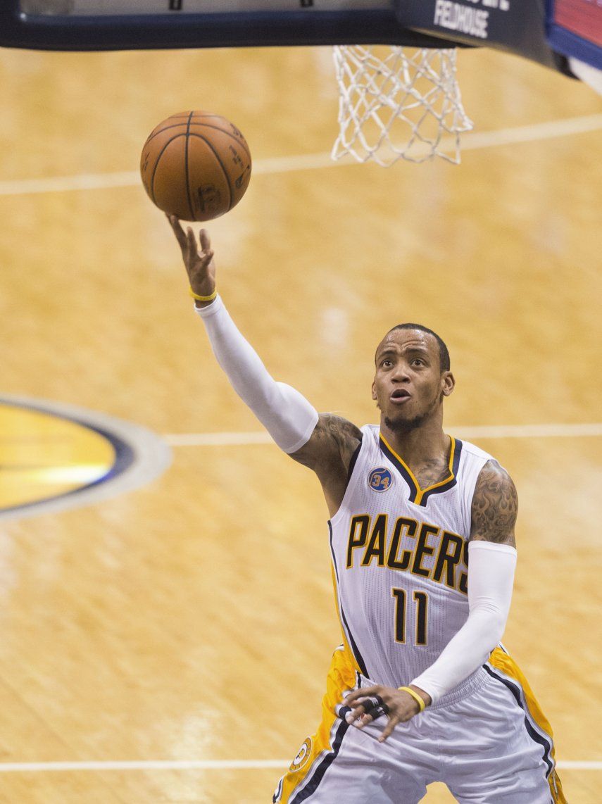 Pacers vencen a Bucks con 21 puntos de Mills