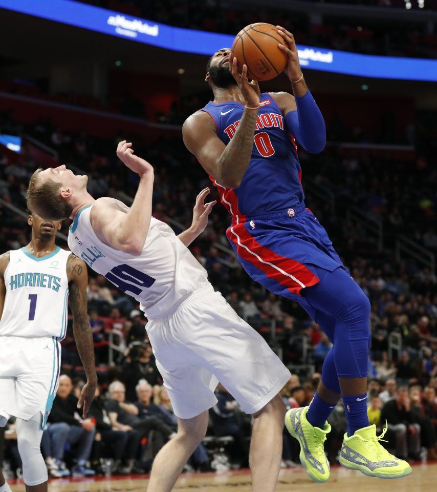 Hornets vence 113-103 a Pistons de la mano de Tony Parker