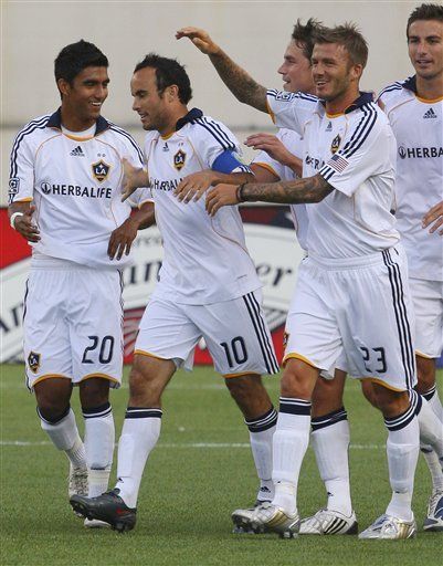 Donovan anota y se abraza con Beckham en victoria del Galaxy