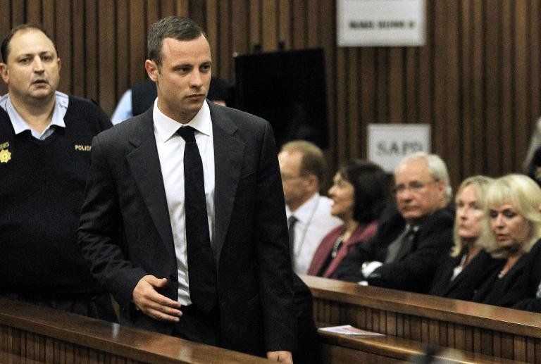 Pistorius llega al tribunal sudafricano que lo juzgará por la muerte de su novia