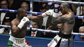 Floyd Mayweather Jr superó a John Gotti III en una pelea de exhibición