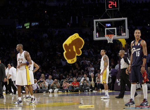 Cavaliers frustran a los campeones Lakers y a sus simpatizantes
