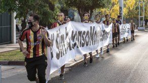 Futbolistas salen a la calle a protestar por la anulación del ascenso en el balompié mexicano