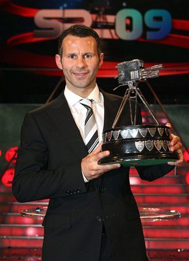 Giggs extiende contrato con Man United