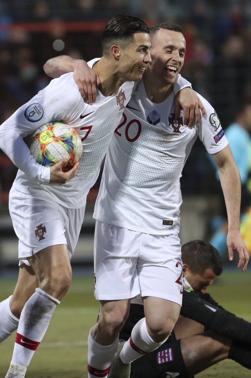 Cristiano anota su 99no gol, Portugal avanza a Euro 2020