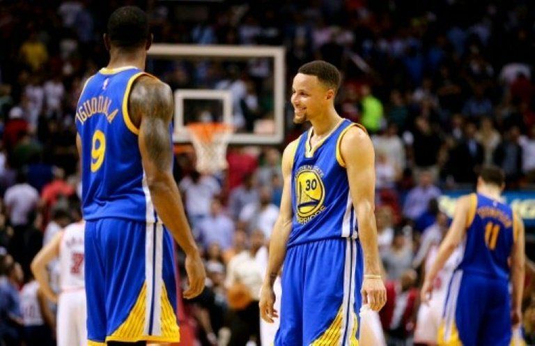 Curry establece un récord en la NBA, mientras Davis guía a los Pelicans