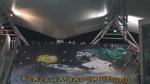 Champions League: Fanáticos en Varsovia piden Balón de Oro para Benzema&nbsp;