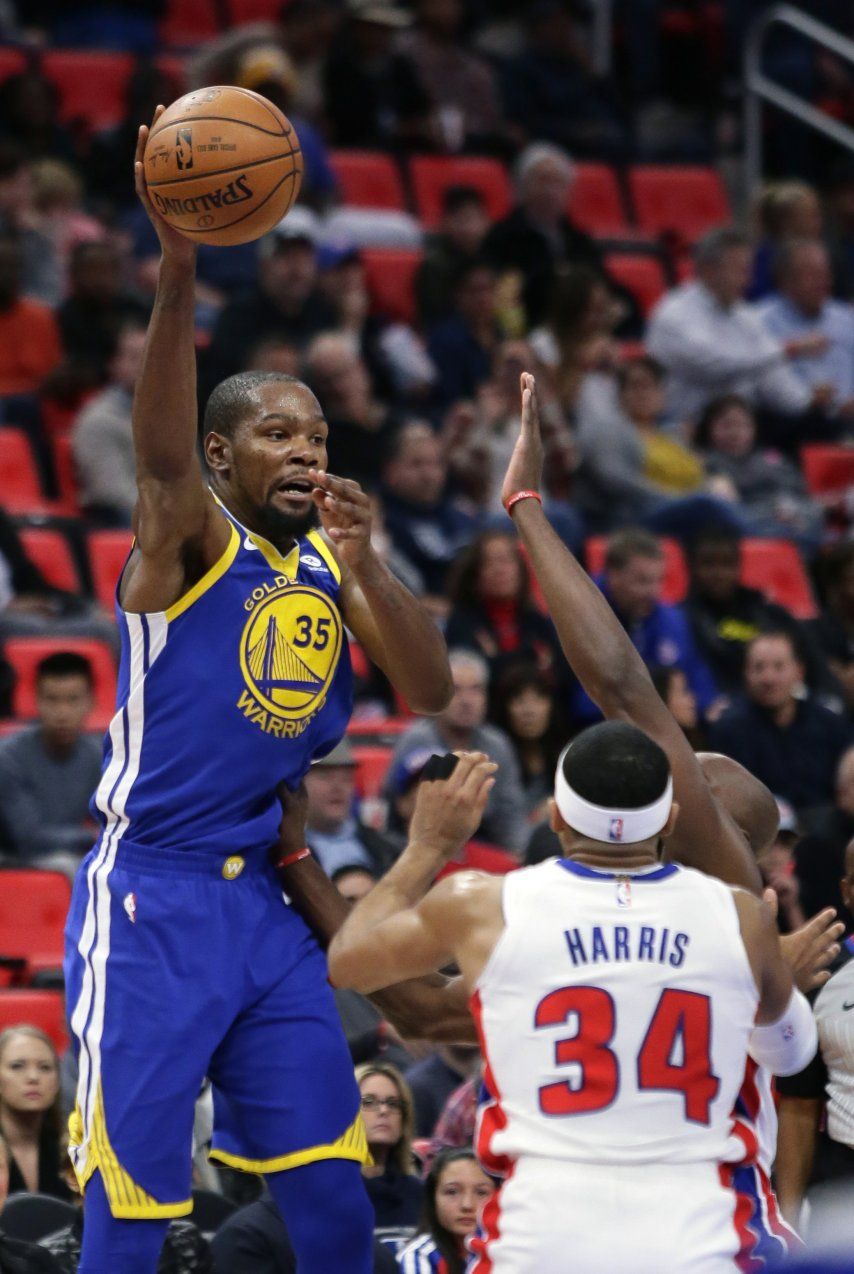 Warriors superan a Pistons y cierran gira sin perder