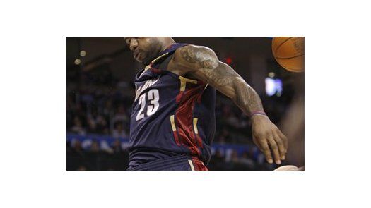 Enceste de media cancha de Williams da victoria a Cleveland