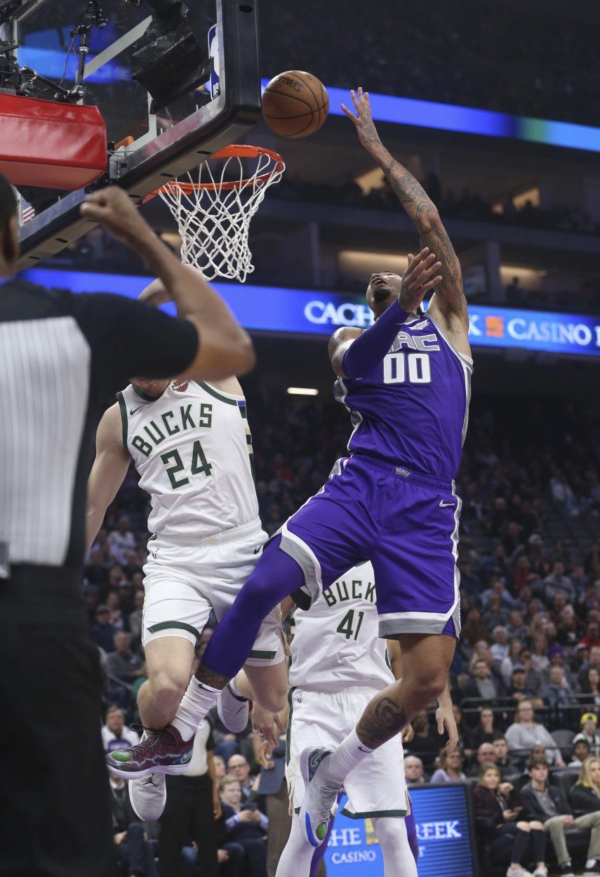 Bledsoe firma triple-doble, Bucks ganan a Kings 141-140