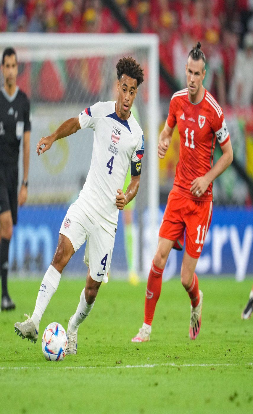 Tyler Adams y Gareth Bale durante el Estados Unidos vs Gales del Qatar 2022.