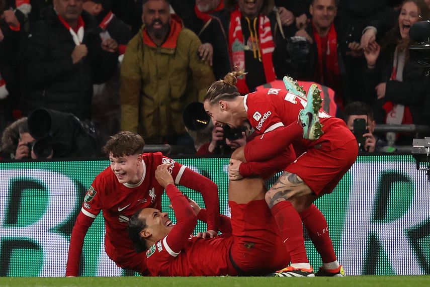El Liverpool conquistó la Carabao Cup con un Virgil van Dijk goleador