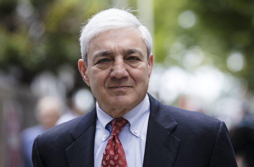 Jueza desecha veredicto contra exrector de Penn State