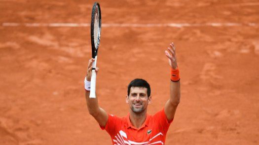 Djokovic se clasifica por la vía rápida a cuartos en Roland Garros