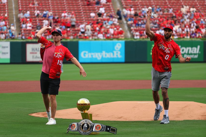 NBA: Jayson Tatum y Matthew Tkachuk se reunieron en el Busch Stadium