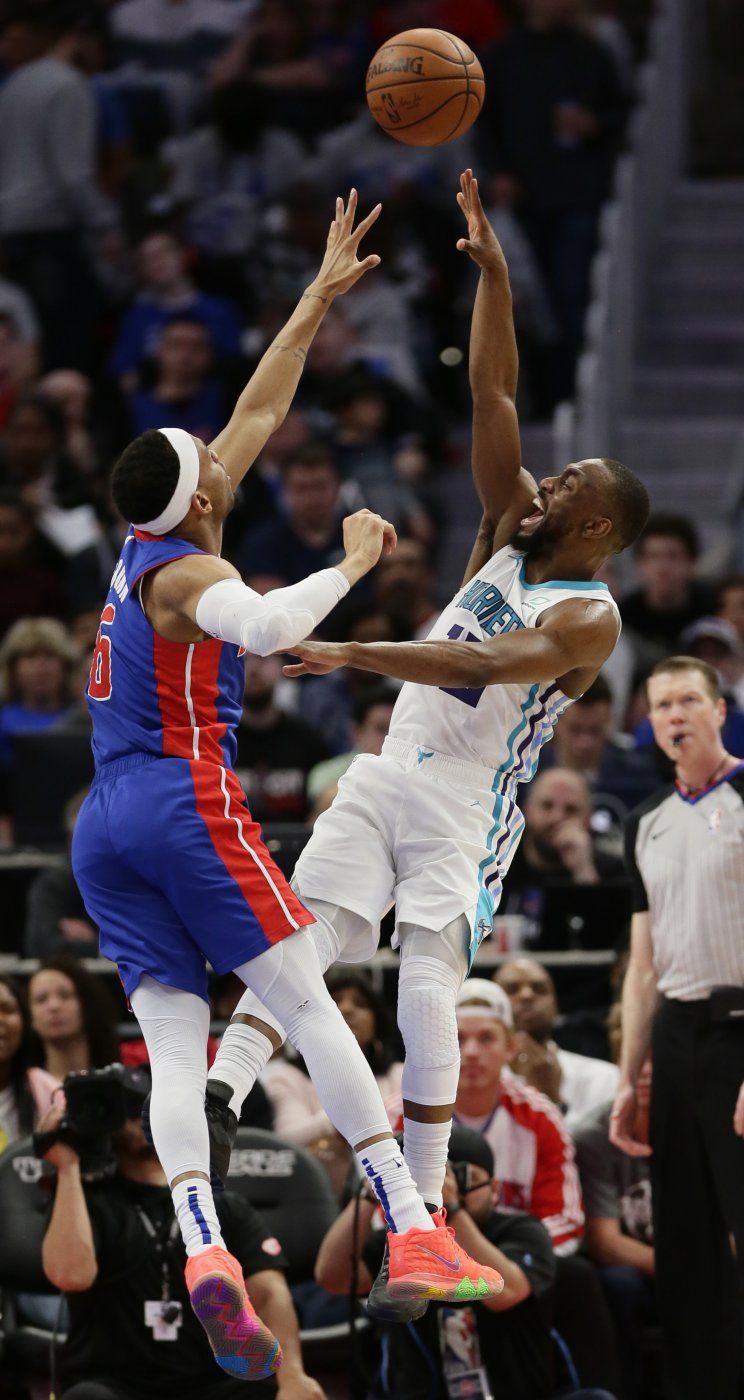 Walker mantiene a Hornets en la pelea por lugar en playoffs
