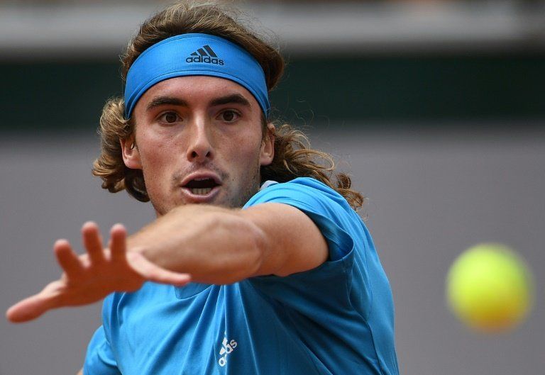 Tsitsipas arranca con solidez en Roland Garros