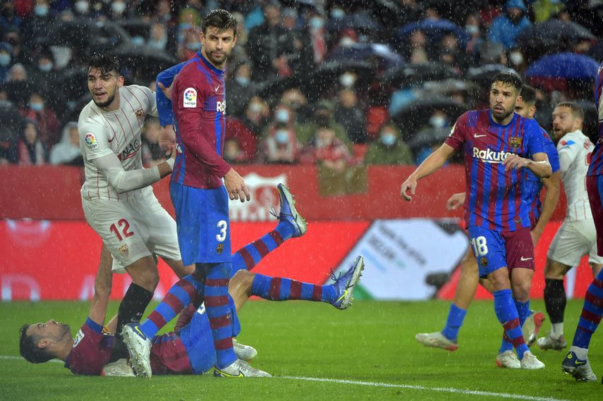 El Sevilla y Barcelona empatan en una movida primera mitad
