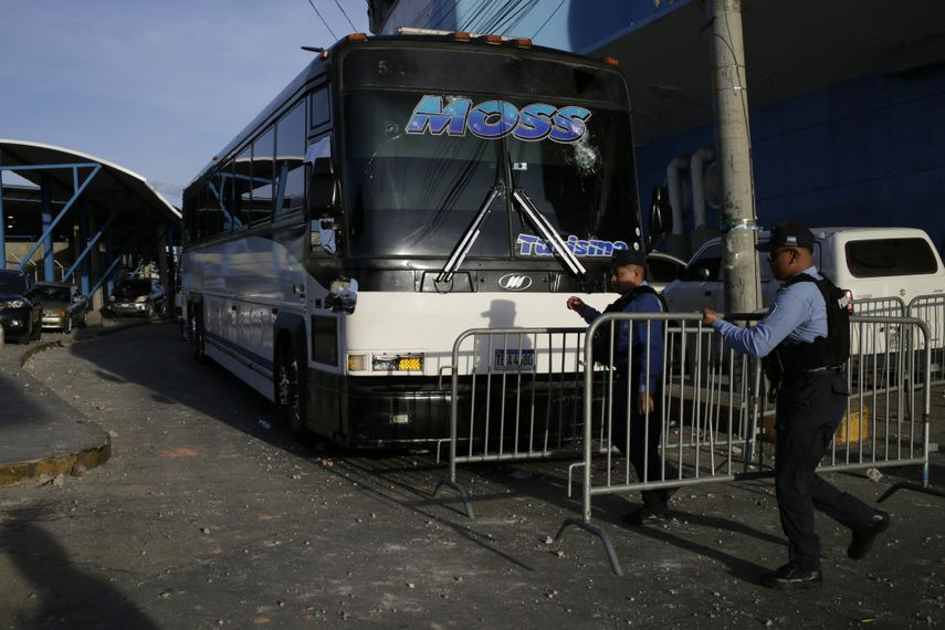 Fanáticos de Motagua y Olimpia se enfrentan dejando algunos heridos