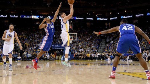 Stephen Curry sigue como líder anotador en la NBA