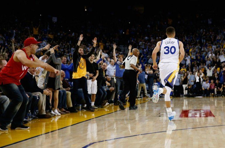 Curry mantiene a los Warriors imbatibles en casa