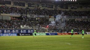 Tauro advierte a sus fanáticos por el uso de bengalas de fuego