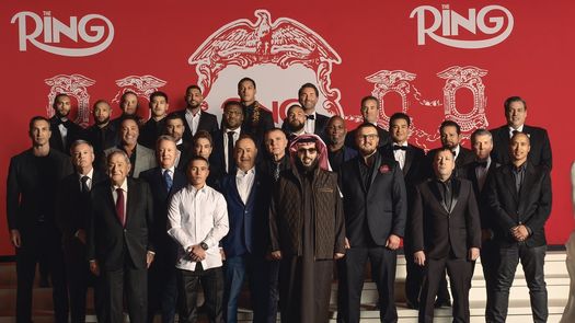 Roberto Durán posa junto a estrellas de varias generaciones en Riad, previo a Usyk-Fury