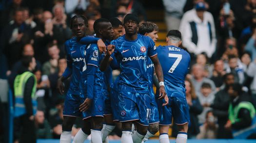 Chelsea gana al Liverpool para seguir en la zona Champions