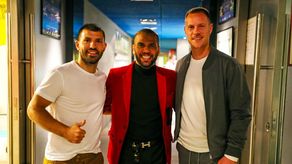 Dani Alves de visita al Barcelona y los fanáticos enloquecen