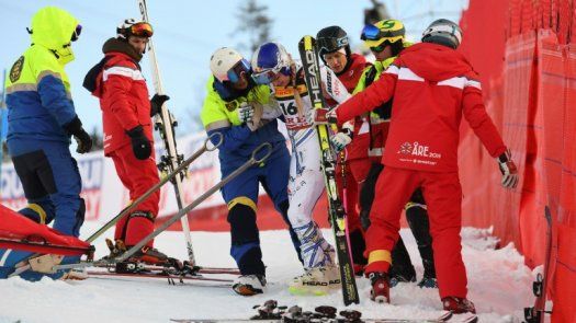 Mikaela Shiffrin reina en el Super-G, Vonn se va al suelo