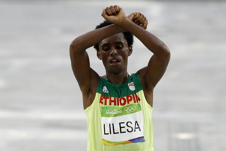 Etiopía pide al maratoniano Feyisa Lilesa que regrese a su país