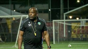 Stanley Menzo renunció como entrenador de la selección de Surinam