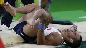 Gimnasta francés sufre escalofriante lesión en Río 2016