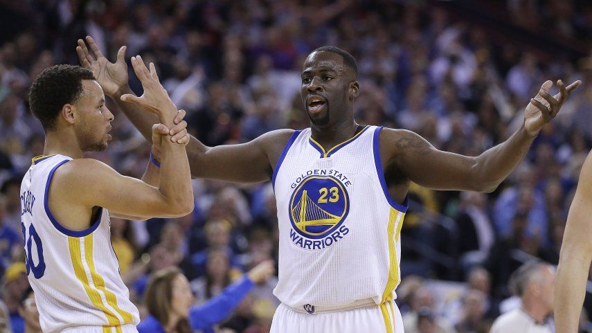 Curry fija récord de triples y Warriors vencen a Blazers