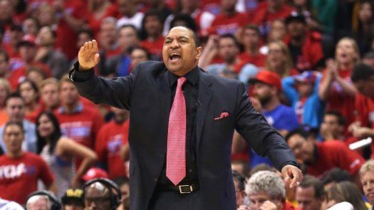 Los Warriors despiden al entrenador Jackson y Lakers le echan el ojo