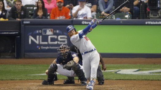 HR de Turner da victoria a LA, igualan serie con Milwaukee