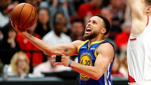 Curry brilla y Warriors ponen a Blazers al borde del abismo en el Oeste