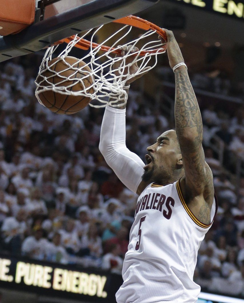 Irving y Love dan a Cavs la delantera sobre Pistons