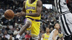 DeRozan logra 30 puntos y Spurs ganan 110-106 a Lakers