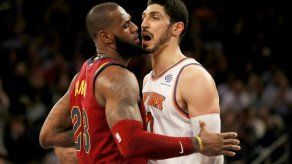 LeBron y Korver lideran a los Cavs en el triunfo sobre los Knicks en Nueva York